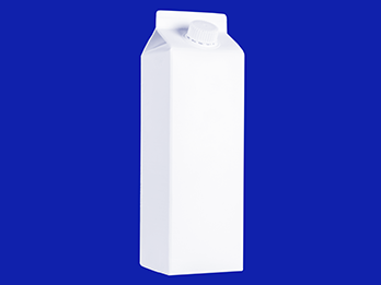 Foto di un cartone di latte, sfondo blu.